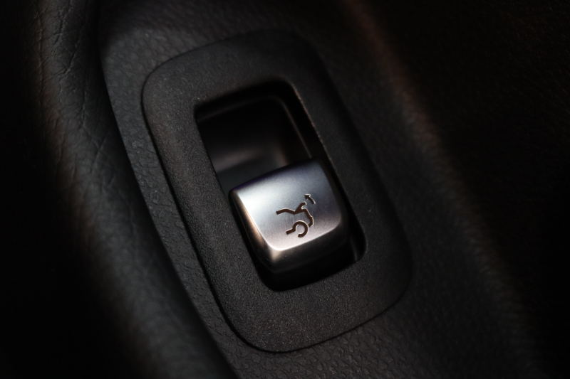 メルセデスベンツ Cクラス C180ｶﾌﾞﾘｵﾚ ｽﾎﾟｰﾂ ﾚｻﾞｰｴｸｽｸﾙｰｼﾌﾞ&ﾚｰﾀﾞｰｾｰﾌﾃｨPKG　後期 MEｺﾈｸﾄ ｷｰﾚｽｺﾞｰ 赤本革 ｴｱｽｶｰﾌ ﾍｯﾄﾞｱｯﾌﾟD HDDﾅﾋﾞTV&ｷｬﾝｾﾗｰ ｽﾏﾎ連携 ﾊﾞｯｸｶﾒﾗ PTS LEDﾗｲﾄ AMGｴｱﾛ&19AW ｴｱｻｽ ﾀﾞｲﾅﾐｯｸS 9AT　2年保証