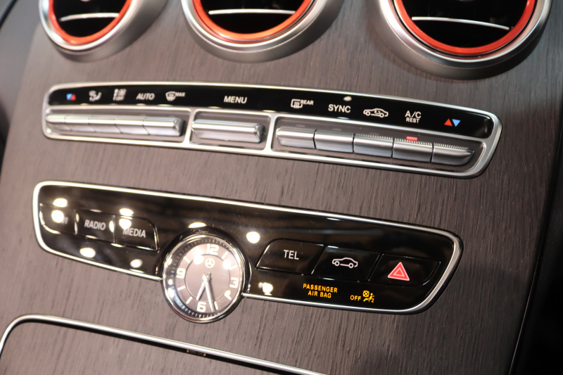 メルセデスベンツ Cクラス C180ｶﾌﾞﾘｵﾚ ｽﾎﾟｰﾂ ﾚｻﾞｰｴｸｽｸﾙｰｼﾌﾞ&ﾚｰﾀﾞｰｾｰﾌﾃｨPKG　後期 MEｺﾈｸﾄ ｷｰﾚｽｺﾞｰ 赤本革 ｴｱｽｶｰﾌ ﾍｯﾄﾞｱｯﾌﾟD HDDﾅﾋﾞTV&ｷｬﾝｾﾗｰ ｽﾏﾎ連携 ﾊﾞｯｸｶﾒﾗ PTS LEDﾗｲﾄ AMGｴｱﾛ&19AW ｴｱｻｽ ﾀﾞｲﾅﾐｯｸS 9AT　2年保証