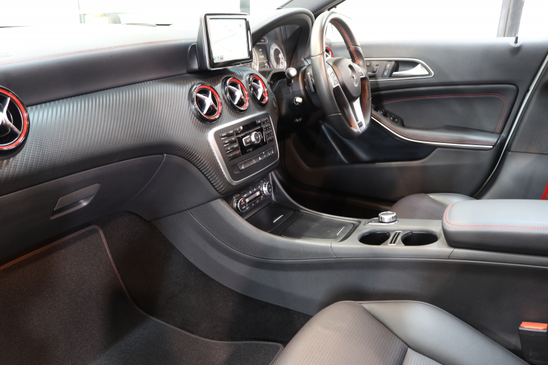 メルセデスベンツ Aクラス A250ｼｭﾎﾟﾙﾄ AMGｴｸｽｸﾙｰｼﾌﾞ&ｾｰﾌﾃｨPKG　黒本革 ﾊﾟﾉﾗﾏSR HDDﾅﾋﾞTV BT音楽 harman/kardon ﾊﾞｯｸｶﾒﾗ PTS ｷｾﾉﾝ AMGｴｱﾛ&18AW SPORT専用ﾁｭｰﾆﾝｸﾞ 7AT　2年保証