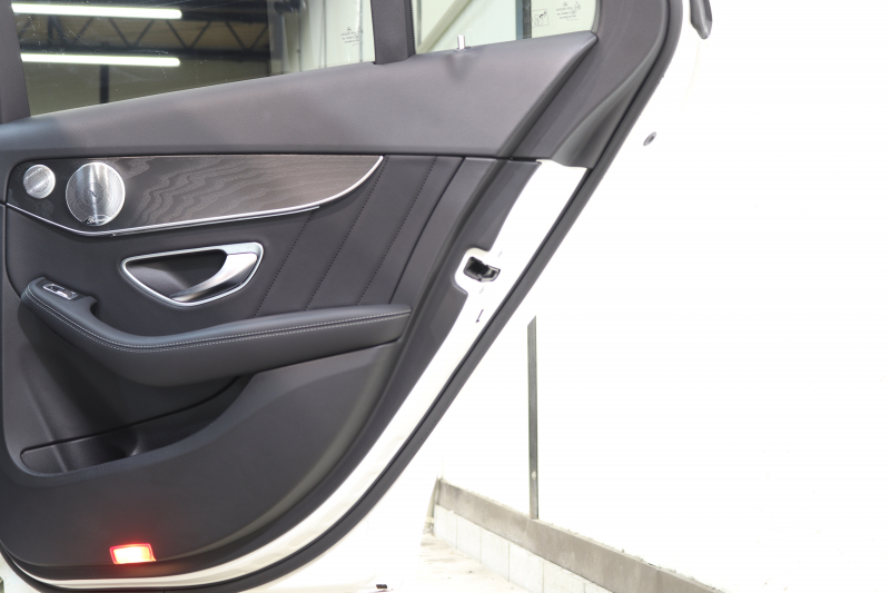 メルセデスベンツ Cクラス C200 AVG AMGﾗｲﾝ ﾚｻﾞｰｴｸｽｸﾙｰｼﾌﾞ&ﾚｰﾀﾞｰｾｰﾌﾃｨPKG　BSG搭載 後期 MEｺﾈｸﾄ ｷｰﾚｽｺﾞｰ 黒本革 ﾍｯﾄﾞｱｯﾌﾟD HDDﾅﾋﾞTV ｽﾏﾎ連携 ﾌﾞﾙﾒｽﾀｰ ﾊﾞｯｸｶﾒﾗ PTS LEDﾗｲﾄ 自動ﾄﾗﾝｸ ﾊﾝｽﾞﾌﾘｰA AMGｴｱﾛ&18AW ｴｱｻｽ 9AT　2年保証