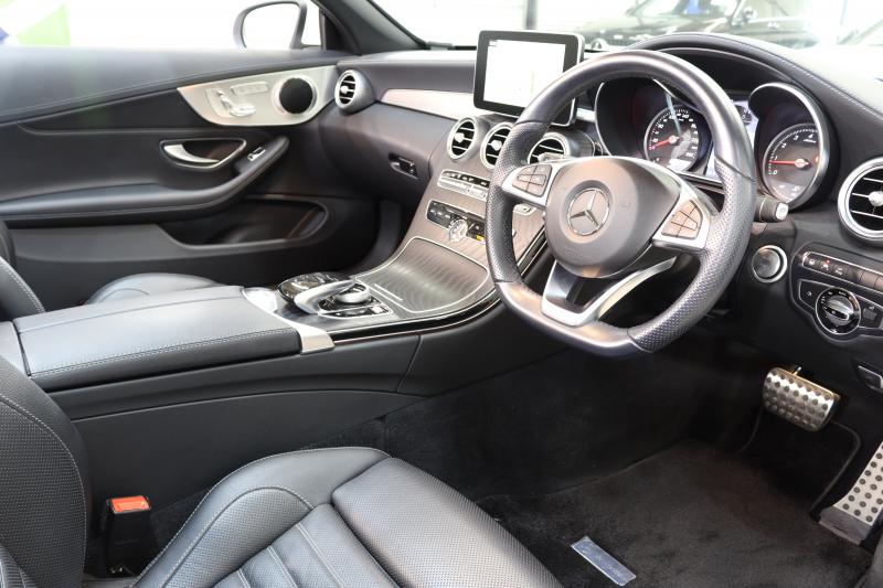 メルセデスベンツ Cクラス C180ｶﾌﾞﾘｵﾚ ｽﾎﾟｰﾂ ﾚｻﾞｰｴｸｽｸﾙｰｼﾌﾞ&ﾚｰﾀﾞｰｾｰﾌﾃｨPKG　ｷｰﾚｽｺﾞｰ 黒本革 ｴｱｽｶｰﾌ HDDﾅﾋﾞTV BT音楽 ﾊﾞｯｸｶﾒﾗ PTS LEDﾗｲﾄ AMGｴｱﾛ&19AW ﾀﾞｲﾅﾐｯｸS 黒幌 9AT　2年保証