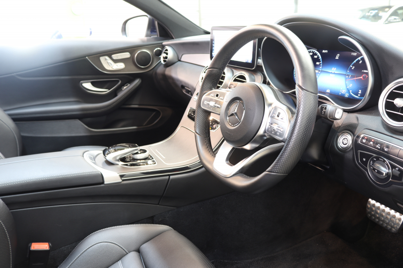 メルセデスベンツ Cクラス C180ｸｰﾍﾟ ｽﾎﾟｰﾂ ﾚｻﾞｰｴｸｽｸﾙｰｼﾌﾞ&ﾚｰﾀﾞｰｾｰﾌﾃｨPKG　後期 MEｺﾈｸﾄ ｷｰﾚｽｺﾞｰ 黒本革 ﾊﾟﾉﾗﾏSR ﾍｯﾄﾞｱｯﾌﾟD HDDﾅﾋﾞTV ｽﾏﾎ連携 ﾊﾞｯｸｶﾒﾗ PTS LEDﾗｲﾄ AMGｴｱﾛ&19AW ﾀﾞｲﾅﾐｯｸS ｴｱｻｽ 9AT 希少色　2年保証