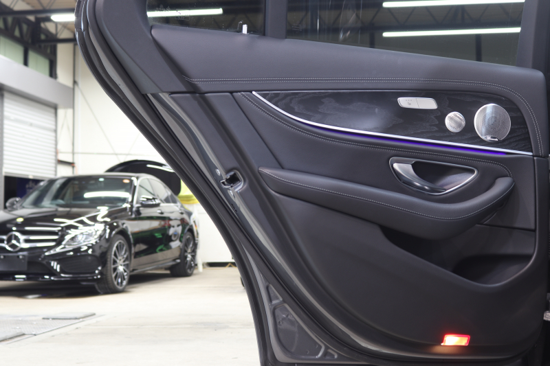 メルセデスベンツ Eクラス E200 AVG ｽﾎﾟｰﾂ ﾚｻﾞｰ&ﾚｰﾀﾞｰｾｰﾌﾃｨPKG　1ｵｰﾅｰ ｷｰﾚｽｺﾞｰ 黒本革 ﾍｯﾄﾞｱｯﾌﾟD HDDﾅﾋﾞTV ｽﾏﾎ連携 ﾌﾞﾙﾒｽﾀｰ 360ｶﾒﾗ PTS LEDﾗｲﾄ 自動ﾄﾗﾝｸ AMGｴｱﾛ&19AW ﾀﾞｲﾅﾐｯｸS 9AT　2年保証