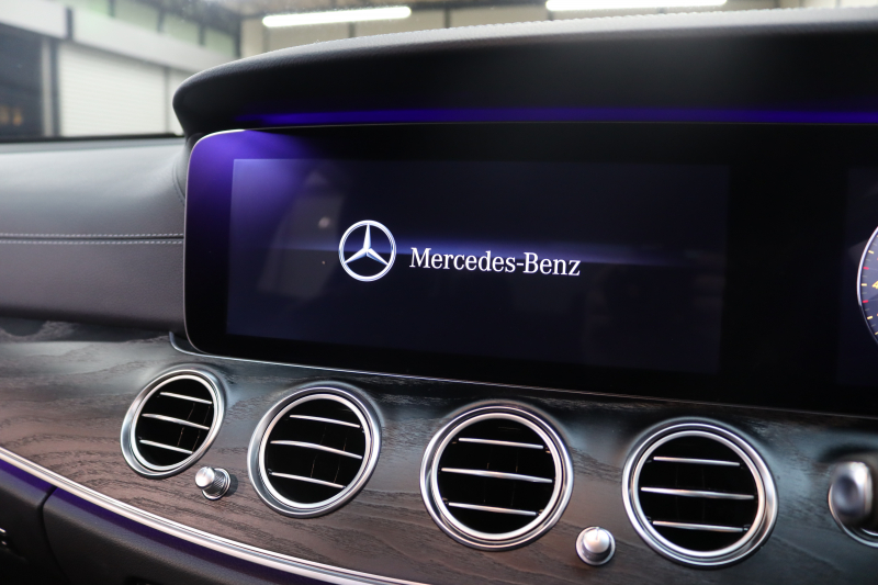 メルセデスベンツ Eクラス E200 AVG ｽﾎﾟｰﾂ ﾚｻﾞｰ&ﾚｰﾀﾞｰｾｰﾌﾃｨPKG　1ｵｰﾅｰ ｷｰﾚｽｺﾞｰ 黒本革 ﾍｯﾄﾞｱｯﾌﾟD HDDﾅﾋﾞTV ｽﾏﾎ連携 ﾌﾞﾙﾒｽﾀｰ 360ｶﾒﾗ PTS LEDﾗｲﾄ 自動ﾄﾗﾝｸ AMGｴｱﾛ&19AW ﾀﾞｲﾅﾐｯｸS 9AT　2年保証