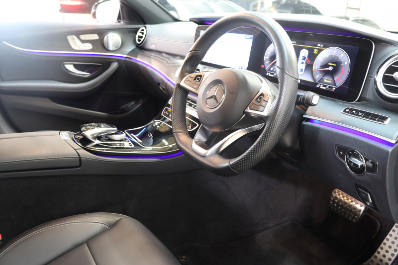 メルセデスベンツ Eクラス E200 AVG ｽﾎﾟｰﾂ ﾚｻﾞｰ&ﾚｰﾀﾞｰｾｰﾌﾃｨPKG　1ｵｰﾅｰ ｷｰﾚｽｺﾞｰ 黒本革 ﾍｯﾄﾞｱｯﾌﾟD HDDﾅﾋﾞTV ｽﾏﾎ連携 ﾌﾞﾙﾒｽﾀｰ 360ｶﾒﾗ PTS LEDﾗｲﾄ 自動ﾄﾗﾝｸ AMGｴｱﾛ&19AW ﾀﾞｲﾅﾐｯｸS 9AT　2年保証