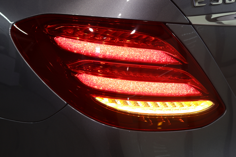 メルセデスベンツ Eクラス E200 AVG ｽﾎﾟｰﾂ ﾚｻﾞｰ&ﾚｰﾀﾞｰｾｰﾌﾃｨPKG　1ｵｰﾅｰ ｷｰﾚｽｺﾞｰ 黒本革 ﾍｯﾄﾞｱｯﾌﾟD HDDﾅﾋﾞTV ｽﾏﾎ連携 ﾌﾞﾙﾒｽﾀｰ 360ｶﾒﾗ PTS LEDﾗｲﾄ 自動ﾄﾗﾝｸ AMGｴｱﾛ&19AW ﾀﾞｲﾅﾐｯｸS 9AT　2年保証