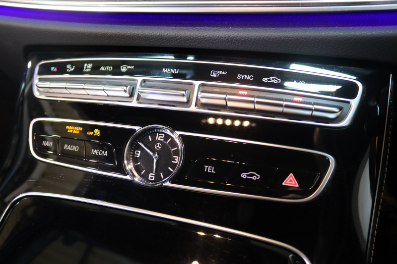 メルセデスベンツ Eクラス E200 AVG ｽﾎﾟｰﾂ ﾚｻﾞｰ&ﾚｰﾀﾞｰｾｰﾌﾃｨPKG　1ｵｰﾅｰ ｷｰﾚｽｺﾞｰ 黒本革 ﾍｯﾄﾞｱｯﾌﾟD HDDﾅﾋﾞTV ｽﾏﾎ連携 ﾌﾞﾙﾒｽﾀｰ 360ｶﾒﾗ PTS LEDﾗｲﾄ 自動ﾄﾗﾝｸ AMGｴｱﾛ&19AW ﾀﾞｲﾅﾐｯｸS 9AT　2年保証