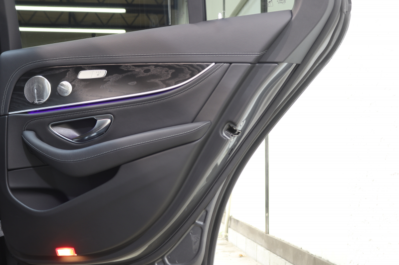 メルセデスベンツ Eクラス E200 AVG ｽﾎﾟｰﾂ ﾚｻﾞｰ&ﾚｰﾀﾞｰｾｰﾌﾃｨPKG　1ｵｰﾅｰ ｷｰﾚｽｺﾞｰ 黒本革 ﾍｯﾄﾞｱｯﾌﾟD HDDﾅﾋﾞTV ｽﾏﾎ連携 ﾌﾞﾙﾒｽﾀｰ 360ｶﾒﾗ PTS LEDﾗｲﾄ 自動ﾄﾗﾝｸ AMGｴｱﾛ&19AW ﾀﾞｲﾅﾐｯｸS 9AT　2年保証