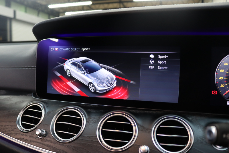 メルセデスベンツ Eクラス E200 AVG ｽﾎﾟｰﾂ ﾚｻﾞｰ&ﾚｰﾀﾞｰｾｰﾌﾃｨPKG　1ｵｰﾅｰ ｷｰﾚｽｺﾞｰ 黒本革 ﾍｯﾄﾞｱｯﾌﾟD HDDﾅﾋﾞTV ｽﾏﾎ連携 ﾌﾞﾙﾒｽﾀｰ 360ｶﾒﾗ PTS LEDﾗｲﾄ 自動ﾄﾗﾝｸ AMGｴｱﾛ&19AW ﾀﾞｲﾅﾐｯｸS 9AT　2年保証