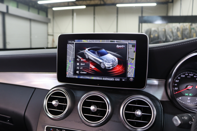 メルセデスベンツ Cクラス C180ｶﾌﾞﾘｵﾚ ｽﾎﾟｰﾂ ﾚｻﾞｰｴｸｽｸﾙｰｼﾌﾞ&ﾚｰﾀﾞｰｾｰﾌﾃｨPKG　1ｵｰﾅｰ ｷｰﾚｽｺﾞｰ 赤本革 ｴｱｽｶｰﾌ HDDﾅﾋﾞTV BT音楽 ﾍｯﾄﾞｱｯﾌﾟD ﾊﾞｯｸｶﾒﾗ PTS LEDﾗｲﾄ AMGｴｱﾛ&19AW ﾀﾞｲﾅﾐｯｸS 赤幌 9AT　2年保証