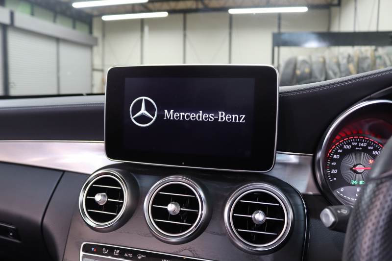 メルセデスベンツ Cクラス C180ｶﾌﾞﾘｵﾚ ｽﾎﾟｰﾂ ﾚｻﾞｰｴｸｽｸﾙｰｼﾌﾞ&ﾚｰﾀﾞｰｾｰﾌﾃｨPKG　1ｵｰﾅｰ ｷｰﾚｽｺﾞｰ 赤本革 ｴｱｽｶｰﾌ HDDﾅﾋﾞTV BT音楽 ﾍｯﾄﾞｱｯﾌﾟD ﾊﾞｯｸｶﾒﾗ PTS LEDﾗｲﾄ AMGｴｱﾛ&19AW ﾀﾞｲﾅﾐｯｸS 赤幌 9AT　2年保証