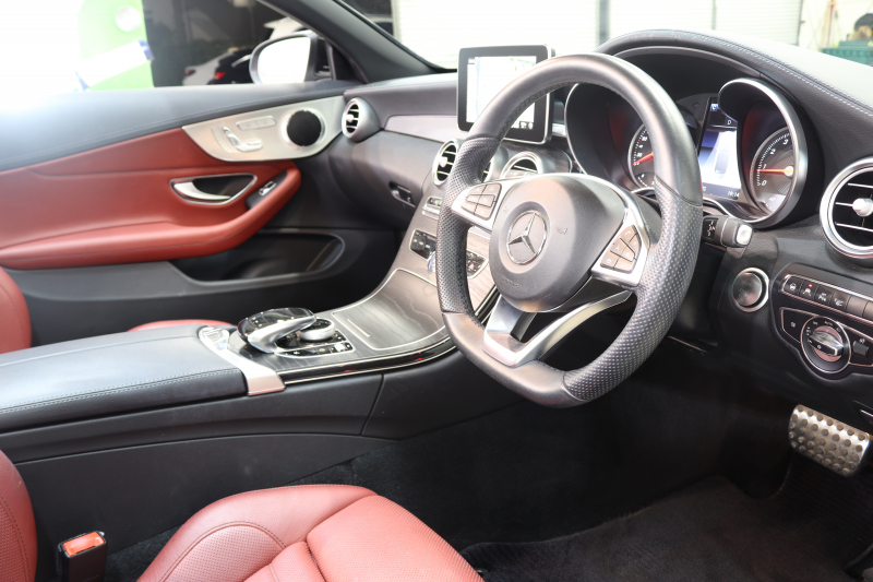 メルセデスベンツ Cクラス C180ｶﾌﾞﾘｵﾚ ｽﾎﾟｰﾂ ﾚｻﾞｰｴｸｽｸﾙｰｼﾌﾞ&ﾚｰﾀﾞｰｾｰﾌﾃｨPKG　1ｵｰﾅｰ ｷｰﾚｽｺﾞｰ 赤本革 ｴｱｽｶｰﾌ HDDﾅﾋﾞTV BT音楽 ﾍｯﾄﾞｱｯﾌﾟD ﾊﾞｯｸｶﾒﾗ PTS LEDﾗｲﾄ AMGｴｱﾛ&19AW ﾀﾞｲﾅﾐｯｸS 赤幌 9AT　2年保証