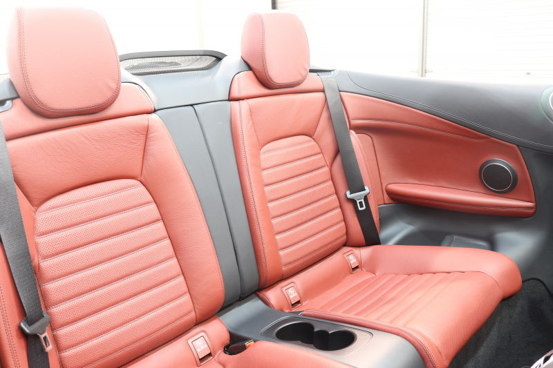 メルセデスベンツ Cクラス C180ｶﾌﾞﾘｵﾚ ｽﾎﾟｰﾂ ﾚｻﾞｰｴｸｽｸﾙｰｼﾌﾞ&ﾚｰﾀﾞｰｾｰﾌﾃｨPKG　1ｵｰﾅｰ ｷｰﾚｽｺﾞｰ 赤本革 ｴｱｽｶｰﾌ HDDﾅﾋﾞTV BT音楽 ﾍｯﾄﾞｱｯﾌﾟD ﾊﾞｯｸｶﾒﾗ PTS LEDﾗｲﾄ AMGｴｱﾛ&19AW ﾀﾞｲﾅﾐｯｸS 赤幌 9AT　2年保証