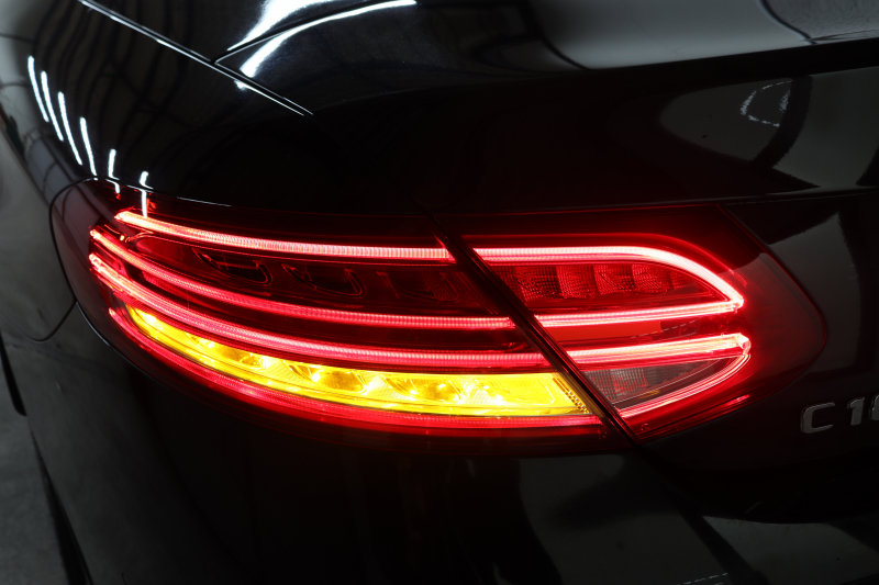 メルセデスベンツ Cクラス C180ｶﾌﾞﾘｵﾚ ｽﾎﾟｰﾂ ﾚｻﾞｰｴｸｽｸﾙｰｼﾌﾞ&ﾚｰﾀﾞｰｾｰﾌﾃｨPKG　1ｵｰﾅｰ ｷｰﾚｽｺﾞｰ 赤本革 ｴｱｽｶｰﾌ HDDﾅﾋﾞTV BT音楽 ﾍｯﾄﾞｱｯﾌﾟD ﾊﾞｯｸｶﾒﾗ PTS LEDﾗｲﾄ AMGｴｱﾛ&19AW ﾀﾞｲﾅﾐｯｸS 赤幌 9AT　2年保証