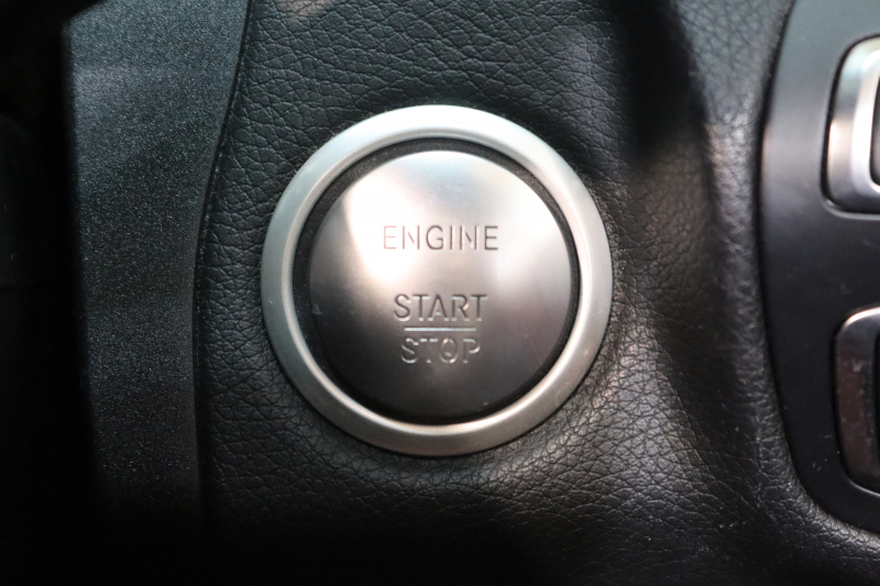 メルセデスベンツ Cクラス C180ｶﾌﾞﾘｵﾚ ｽﾎﾟｰﾂ ﾚｻﾞｰｴｸｽｸﾙｰｼﾌﾞ&ﾚｰﾀﾞｰｾｰﾌﾃｨPKG　1ｵｰﾅｰ ｷｰﾚｽｺﾞｰ 赤本革 ｴｱｽｶｰﾌ HDDﾅﾋﾞTV BT音楽 ﾍｯﾄﾞｱｯﾌﾟD ﾊﾞｯｸｶﾒﾗ PTS LEDﾗｲﾄ AMGｴｱﾛ&19AW ﾀﾞｲﾅﾐｯｸS 赤幌 9AT　2年保証