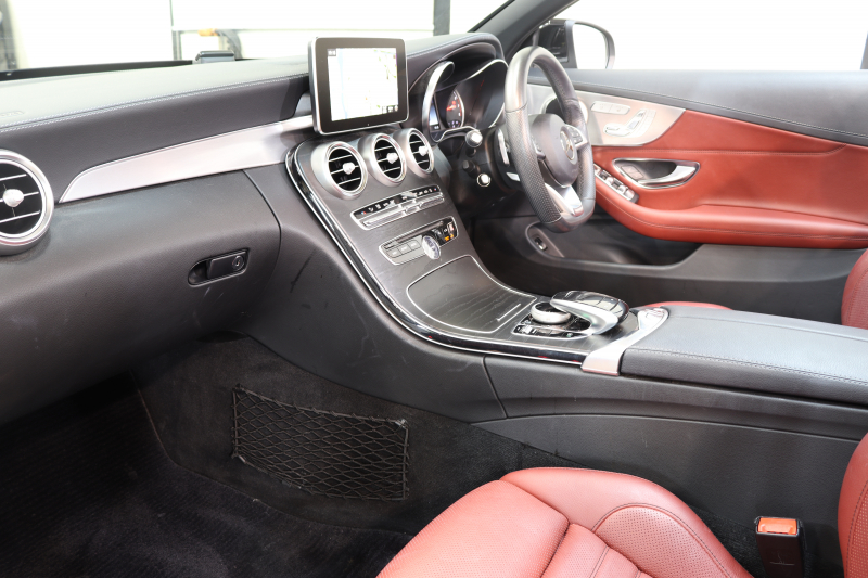 メルセデスベンツ Cクラス C180ｶﾌﾞﾘｵﾚ ｽﾎﾟｰﾂ ﾚｻﾞｰｴｸｽｸﾙｰｼﾌﾞ&ﾚｰﾀﾞｰｾｰﾌﾃｨPKG　1ｵｰﾅｰ ｷｰﾚｽｺﾞｰ 赤本革 ｴｱｽｶｰﾌ HDDﾅﾋﾞTV BT音楽 ﾍｯﾄﾞｱｯﾌﾟD ﾊﾞｯｸｶﾒﾗ PTS LEDﾗｲﾄ AMGｴｱﾛ&19AW ﾀﾞｲﾅﾐｯｸS 赤幌 9AT　2年保証