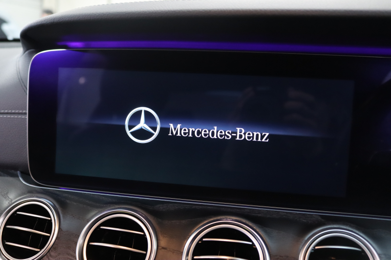 メルセデスベンツ Eクラス E200 AVG ｽﾎﾟｰﾂ ﾚｻﾞｰ&ﾚｰﾀﾞｰｾｰﾌﾃｨPKG　ｷｰﾚｽｺﾞｰ 黒本革 HDDﾅﾋﾞTV ｽﾏﾎ連携 ﾌﾞﾙﾒｽﾀｰ 360ｶﾒﾗ PTS LEDﾗｲﾄ 自動ﾄﾗﾝｸ AMGｴｱﾛ&19AW ﾀﾞｲﾅﾐｯｸS 9AT　2年保証