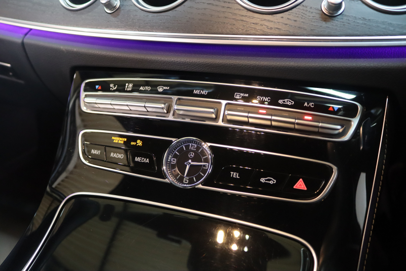 メルセデスベンツ Eクラス E200 AVG ｽﾎﾟｰﾂ ﾚｻﾞｰ&ﾚｰﾀﾞｰｾｰﾌﾃｨPKG　ｷｰﾚｽｺﾞｰ 黒本革 HDDﾅﾋﾞTV ｽﾏﾎ連携 ﾌﾞﾙﾒｽﾀｰ 360ｶﾒﾗ PTS LEDﾗｲﾄ 自動ﾄﾗﾝｸ AMGｴｱﾛ&19AW ﾀﾞｲﾅﾐｯｸS 9AT　2年保証