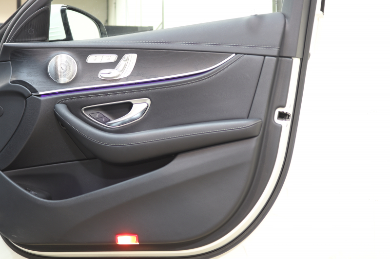 メルセデスベンツ Eクラス E200 AVG ｽﾎﾟｰﾂ ﾚｻﾞｰ&ﾚｰﾀﾞｰｾｰﾌﾃｨPKG　ｷｰﾚｽｺﾞｰ 黒本革 HDDﾅﾋﾞTV ｽﾏﾎ連携 ﾌﾞﾙﾒｽﾀｰ 360ｶﾒﾗ PTS LEDﾗｲﾄ 自動ﾄﾗﾝｸ AMGｴｱﾛ&19AW ﾀﾞｲﾅﾐｯｸS 9AT　2年保証