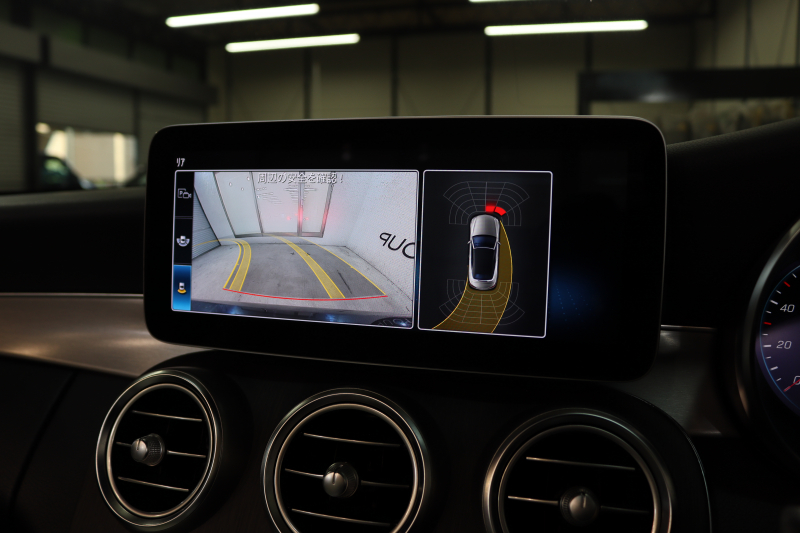 メルセデスベンツ Cクラス C180ｶﾌﾞﾘｵﾚ ｽﾎﾟｰﾂ ﾚｻﾞｰｴｸｽｸﾙｰｼﾌﾞ&ﾚｰﾀﾞｰｾｰﾌﾃｨPKG　後期 MEｺﾈｸﾄ ｷｰﾚｽｺﾞｰ 白本革 赤幌 ｴｱｽｶｰﾌ ﾍｯﾄﾞｱｯﾌﾟD HDDﾅﾋﾞTV ｽﾏﾎ連携 ﾊﾞｯｸｶﾒﾗ PTS LEDﾗｲﾄ AMGｴｱﾛ&19AW ｴｱｻｽ ﾀﾞｲﾅﾐｯｸS 9AT　2年保証