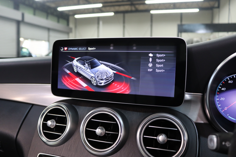 メルセデスベンツ Cクラス C180ｶﾌﾞﾘｵﾚ ｽﾎﾟｰﾂ ﾚｻﾞｰｴｸｽｸﾙｰｼﾌﾞ&ﾚｰﾀﾞｰｾｰﾌﾃｨPKG　後期 MEｺﾈｸﾄ ｷｰﾚｽｺﾞｰ 白本革 赤幌 ｴｱｽｶｰﾌ ﾍｯﾄﾞｱｯﾌﾟD HDDﾅﾋﾞTV ｽﾏﾎ連携 ﾊﾞｯｸｶﾒﾗ PTS LEDﾗｲﾄ AMGｴｱﾛ&19AW ｴｱｻｽ ﾀﾞｲﾅﾐｯｸS 9AT　2年保証