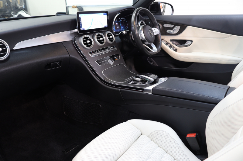 メルセデスベンツ Cクラス C180ｶﾌﾞﾘｵﾚ ｽﾎﾟｰﾂ ﾚｻﾞｰｴｸｽｸﾙｰｼﾌﾞ&ﾚｰﾀﾞｰｾｰﾌﾃｨPKG　後期 MEｺﾈｸﾄ ｷｰﾚｽｺﾞｰ 白本革 赤幌 ｴｱｽｶｰﾌ ﾍｯﾄﾞｱｯﾌﾟD HDDﾅﾋﾞTV ｽﾏﾎ連携 ﾊﾞｯｸｶﾒﾗ PTS LEDﾗｲﾄ AMGｴｱﾛ&19AW ｴｱｻｽ ﾀﾞｲﾅﾐｯｸS 9AT　2年保証