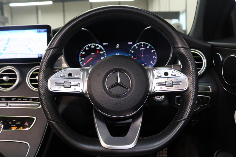 メルセデスベンツ Cクラス C180ｶﾌﾞﾘｵﾚ ｽﾎﾟｰﾂ ﾚｻﾞｰｴｸｽｸﾙｰｼﾌﾞ&ﾚｰﾀﾞｰｾｰﾌﾃｨPKG　後期 MEｺﾈｸﾄ ｷｰﾚｽｺﾞｰ 白本革 赤幌 ｴｱｽｶｰﾌ ﾍｯﾄﾞｱｯﾌﾟD HDDﾅﾋﾞTV ｽﾏﾎ連携 ﾊﾞｯｸｶﾒﾗ PTS LEDﾗｲﾄ AMGｴｱﾛ&19AW ｴｱｻｽ ﾀﾞｲﾅﾐｯｸS 9AT　2年保証