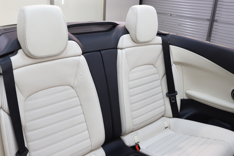 メルセデスベンツ Cクラス C180ｶﾌﾞﾘｵﾚ ｽﾎﾟｰﾂ ﾚｻﾞｰｴｸｽｸﾙｰｼﾌﾞ&ﾚｰﾀﾞｰｾｰﾌﾃｨPKG　後期 MEｺﾈｸﾄ ｷｰﾚｽｺﾞｰ 白本革 赤幌 ｴｱｽｶｰﾌ ﾍｯﾄﾞｱｯﾌﾟD HDDﾅﾋﾞTV ｽﾏﾎ連携 ﾊﾞｯｸｶﾒﾗ PTS LEDﾗｲﾄ AMGｴｱﾛ&19AW ｴｱｻｽ ﾀﾞｲﾅﾐｯｸS 9AT　2年保証