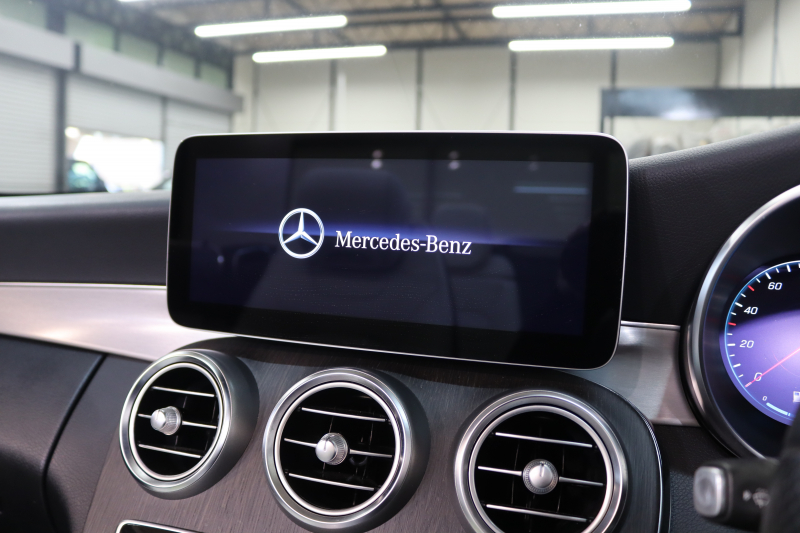 メルセデスベンツ Cクラス C180ｶﾌﾞﾘｵﾚ ｽﾎﾟｰﾂ ﾚｻﾞｰｴｸｽｸﾙｰｼﾌﾞ&ﾚｰﾀﾞｰｾｰﾌﾃｨPKG　後期 MEｺﾈｸﾄ ｷｰﾚｽｺﾞｰ 白本革 赤幌 ｴｱｽｶｰﾌ ﾍｯﾄﾞｱｯﾌﾟD HDDﾅﾋﾞTV ｽﾏﾎ連携 ﾊﾞｯｸｶﾒﾗ PTS LEDﾗｲﾄ AMGｴｱﾛ&19AW ｴｱｻｽ ﾀﾞｲﾅﾐｯｸS 9AT　2年保証