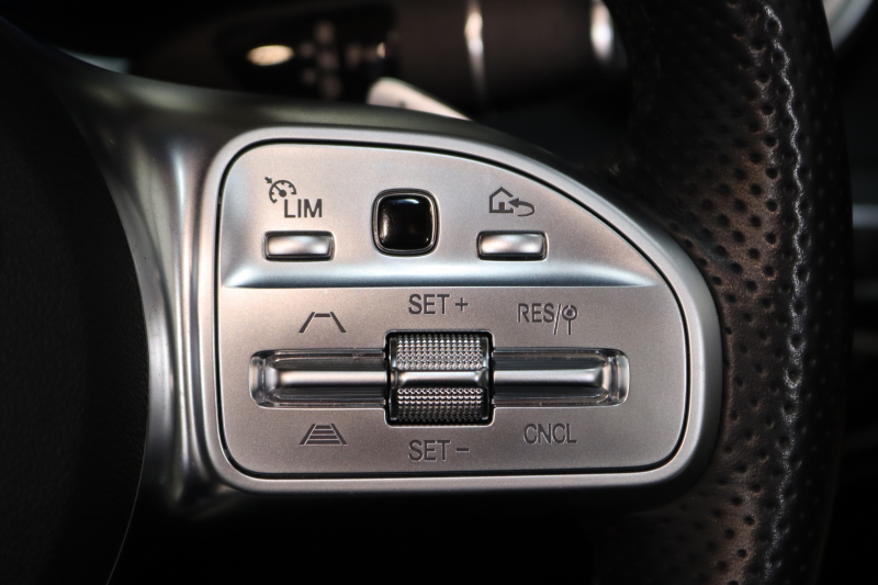 メルセデスベンツ Cクラス C180ｶﾌﾞﾘｵﾚ ｽﾎﾟｰﾂ ﾚｻﾞｰｴｸｽｸﾙｰｼﾌﾞ&ﾚｰﾀﾞｰｾｰﾌﾃｨPKG　後期 MEｺﾈｸﾄ ｷｰﾚｽｺﾞｰ 白本革 赤幌 ｴｱｽｶｰﾌ ﾍｯﾄﾞｱｯﾌﾟD HDDﾅﾋﾞTV ｽﾏﾎ連携 ﾊﾞｯｸｶﾒﾗ PTS LEDﾗｲﾄ AMGｴｱﾛ&19AW ｴｱｻｽ ﾀﾞｲﾅﾐｯｸS 9AT　2年保証