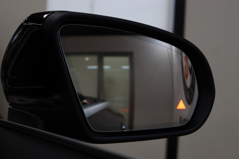 メルセデスベンツ Cクラス C180ｶﾌﾞﾘｵﾚ ｽﾎﾟｰﾂ ﾚｻﾞｰｴｸｽｸﾙｰｼﾌﾞ&ﾚｰﾀﾞｰｾｰﾌﾃｨPKG　後期 MEｺﾈｸﾄ ｷｰﾚｽｺﾞｰ 白本革 赤幌 ｴｱｽｶｰﾌ ﾍｯﾄﾞｱｯﾌﾟD HDDﾅﾋﾞTV ｽﾏﾎ連携 ﾊﾞｯｸｶﾒﾗ PTS LEDﾗｲﾄ AMGｴｱﾛ&19AW ｴｱｻｽ ﾀﾞｲﾅﾐｯｸS 9AT　2年保証