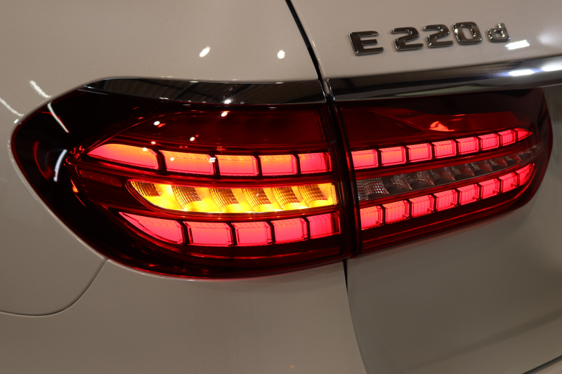 メルセデスベンツ Eクラス E220d ｽﾃｰｼｮﾝﾜｺﾞﾝ ｽﾎﾟｰﾂ AMGﾗｲﾝｲﾝﾃﾘｱ&ﾚｰﾀﾞｰｾｰﾌﾃｨPKG　ISG搭載 後期 MEｺﾈｸﾄ ｷｰﾚｽｺﾞｰ 黒本革 MBUXﾅﾋﾞTV&ARﾅﾋﾞ ｽﾏﾎ連携 360ｶﾒﾗ PTS LEDﾗｲﾄ 自動Rｹﾞｰﾄ ﾊﾝｽﾞﾌﾘｰA AMGｴｱﾛ&19AW ﾜｲﾔﾚｽ充電 9AT　2年保証 新車保証継承可