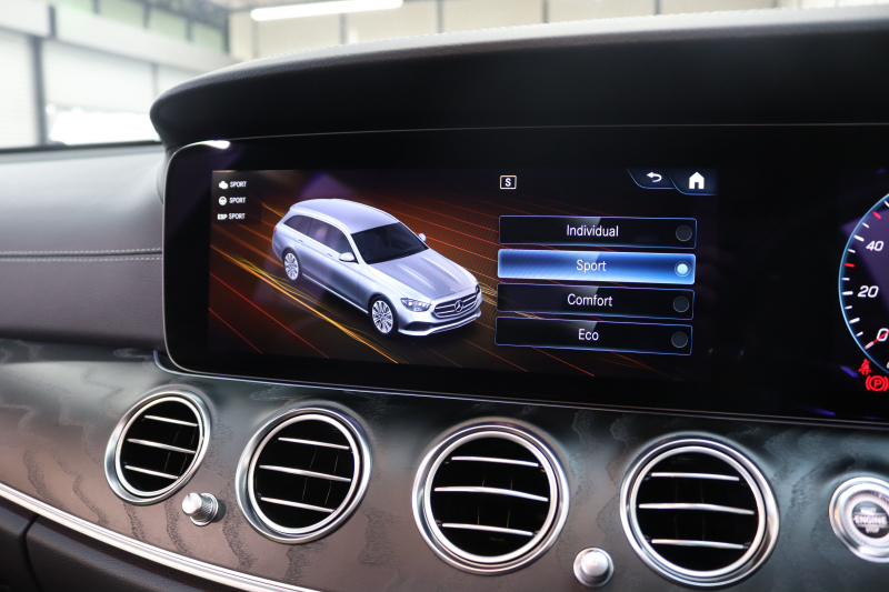 メルセデスベンツ Eクラス E220d ｽﾃｰｼｮﾝﾜｺﾞﾝ ｽﾎﾟｰﾂ AMGﾗｲﾝｲﾝﾃﾘｱ&ﾚｰﾀﾞｰｾｰﾌﾃｨPKG　ISG搭載 後期 MEｺﾈｸﾄ ｷｰﾚｽｺﾞｰ 黒本革 MBUXﾅﾋﾞTV&ARﾅﾋﾞ ｽﾏﾎ連携 360ｶﾒﾗ PTS LEDﾗｲﾄ 自動Rｹﾞｰﾄ ﾊﾝｽﾞﾌﾘｰA AMGｴｱﾛ&19AW ﾜｲﾔﾚｽ充電 9AT　2年保証 新車保証継承可