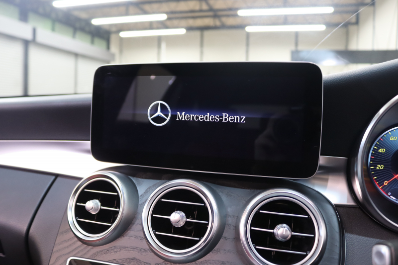 メルセデスベンツ Cクラス C200ｽﾃｰｼｮﾝﾜｺﾞﾝ AVG AMGﾗｲﾝ ﾚｻﾞｰｴｸｽｸﾙｰｼﾌﾞ&ﾚｰﾀﾞｰｾｰﾌﾃｨPKG　BSG搭載 後期 ｷｰﾚｽｺﾞｰ 赤本革 ﾊﾟﾉﾗﾏSR ﾍｯﾄﾞｱｯﾌﾟD HDDﾅﾋﾞTV ｽﾏﾎ連携 ﾌﾞﾙﾒｽﾀｰ ﾊﾞｯｸｶﾒﾗ PTS LEDﾗｲﾄ 自動Rｹﾞｰﾄ ﾊﾝｽﾞﾌﾘｰA AMGｴｱﾛ&18AW ｴｱｻｽ 9AT　2年保証