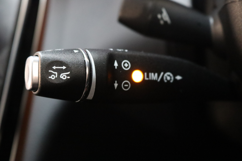 メルセデスベンツ Cクラス C200 AVG AMGﾗｲﾝ ﾚｻﾞｰｴｸｽｸﾙｰｼﾌﾞ&ﾚｰﾀﾞｰｾｰﾌﾃｨPKG　1ｵｰﾅｰ ｷｰﾚｽｺﾞｰ 赤本革 ﾍｯﾄﾞｱｯﾌﾟD HDDﾅﾋﾞTV BT音楽 ﾊﾞｯｸｶﾒﾗ PTS LEDﾗｲﾄ 自動Rｹﾞｰﾄ ﾊﾝｽﾞﾌﾘｰA AMGｴｱﾛ&18AW ｴｱｻｽ 7AT　2年保証