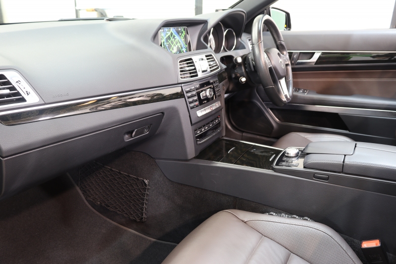 メルセデスベンツ Eクラス E250ｶﾌﾞﾘｵﾚ AMGｽﾎﾟｰﾂ&ﾚｰﾀﾞｰｾｰﾌﾃｨPKG　後期 1ｵｰﾅｰ ｷｰﾚｽｺﾞｰ 茶本革 ｴｱｽｶｰﾌ HDDﾅﾋﾞTV BT音楽 360ｶﾒﾗ PTS LEDﾗｲﾄ AMGｴｱﾛ&18AW 黒幌　2年保証