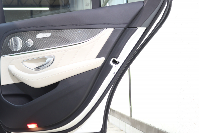 AMG Eクラス E43 4MATIC ｴｸｽｸﾙｰｼﾌﾞ&ﾚｰﾀﾞｰｾｰﾌﾃｨPKG　1ｵｰﾅｰ ｷｰﾚｽｺﾞｰ 白本革 ﾍﾞﾝﾁﾚｰﾀｰ ﾊﾟﾉﾗﾏSR ﾍｯﾄﾞｱｯﾌﾟD HDDﾅﾋﾞTV ｽﾏﾎ連携 ﾌﾞﾙﾒｽﾀｰ 360ｶﾒﾗ PTS LEDﾗｲﾄ 自動ﾄﾗﾝｸ ﾊﾝｽﾞﾌﾘｰA AMG専用装備&ﾁｭｰﾆﾝｸﾞ 9AT　2年保証