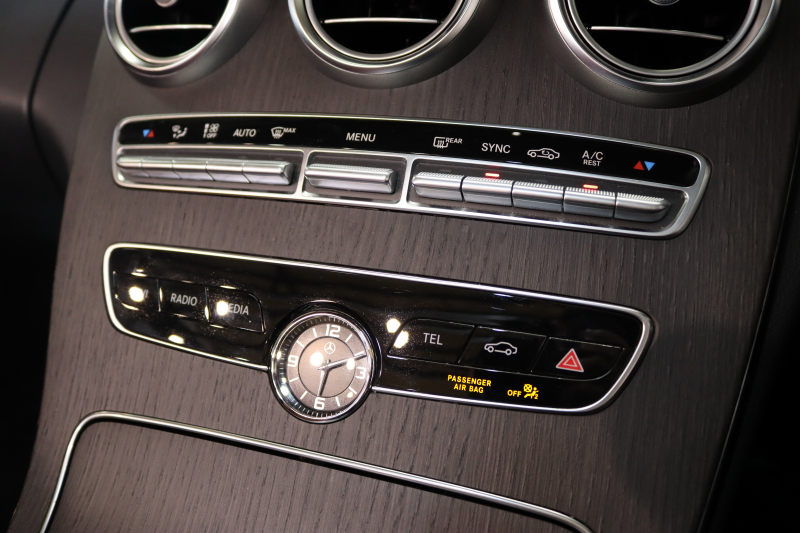 メルセデスベンツ Cクラス C180ｶﾌﾞﾘｵﾚ ｽﾎﾟｰﾂ ﾚｻﾞｰｴｸｽｸﾙｰｼﾌﾞ&ﾚｰﾀﾞｰｾｰﾌﾃｨPKG　後期 1ｵｰﾅｰ MEｺﾈｸﾄ ｷｰﾚｽｺﾞｰ 赤本革 ﾍｯﾄﾞｱｯﾌﾟD HDDﾅﾋﾞTV ｽﾏﾎ連携 ﾊﾞｯｸｶﾒﾗ PTS LEDﾗｲﾄ AMGｴｱﾛ&19AW ｴｱｻｽ 黒幌 9AT　2年保証