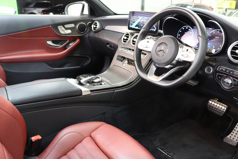 メルセデスベンツ Cクラス C180ｶﾌﾞﾘｵﾚ ｽﾎﾟｰﾂ ﾚｻﾞｰｴｸｽｸﾙｰｼﾌﾞ&ﾚｰﾀﾞｰｾｰﾌﾃｨPKG　後期 1ｵｰﾅｰ MEｺﾈｸﾄ ｷｰﾚｽｺﾞｰ 赤本革 ﾍｯﾄﾞｱｯﾌﾟD HDDﾅﾋﾞTV ｽﾏﾎ連携 ﾊﾞｯｸｶﾒﾗ PTS LEDﾗｲﾄ AMGｴｱﾛ&19AW ｴｱｻｽ 黒幌 9AT　2年保証