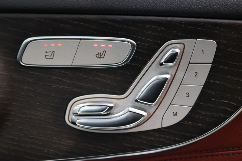 メルセデスベンツ Cクラス C180ｶﾌﾞﾘｵﾚ ｽﾎﾟｰﾂ ﾚｻﾞｰｴｸｽｸﾙｰｼﾌﾞ&ﾚｰﾀﾞｰｾｰﾌﾃｨPKG　後期 1ｵｰﾅｰ MEｺﾈｸﾄ ｷｰﾚｽｺﾞｰ 赤本革 ﾍｯﾄﾞｱｯﾌﾟD HDDﾅﾋﾞTV ｽﾏﾎ連携 ﾊﾞｯｸｶﾒﾗ PTS LEDﾗｲﾄ AMGｴｱﾛ&19AW ｴｱｻｽ 黒幌 9AT　2年保証