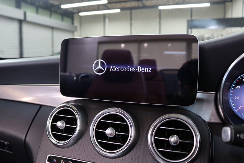 メルセデスベンツ Cクラス C180ｶﾌﾞﾘｵﾚ ｽﾎﾟｰﾂ ﾚｻﾞｰｴｸｽｸﾙｰｼﾌﾞ&ﾚｰﾀﾞｰｾｰﾌﾃｨPKG　後期 1ｵｰﾅｰ MEｺﾈｸﾄ ｷｰﾚｽｺﾞｰ 赤本革 ﾍｯﾄﾞｱｯﾌﾟD HDDﾅﾋﾞTV ｽﾏﾎ連携 ﾊﾞｯｸｶﾒﾗ PTS LEDﾗｲﾄ AMGｴｱﾛ&19AW ｴｱｻｽ 黒幌 9AT　2年保証