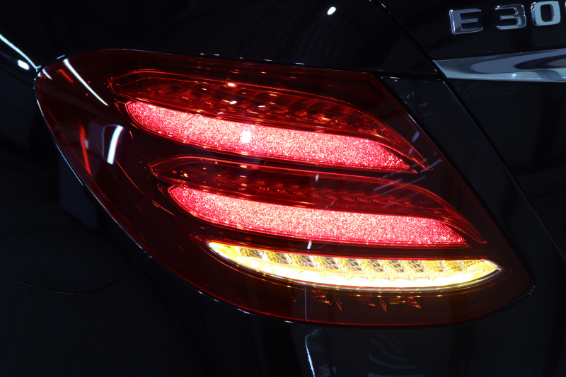 メルセデスベンツ Eクラス E300 AVG ｽﾎﾟｰﾂ ｴｸｽｸﾙｰｼﾌﾞ&ﾚｰﾀﾞｰｾｰﾌﾃｨPKG　中期 NEWｽﾃｱﾘﾝｸﾞ ｷｰﾚｽｺﾞｰ 黒本革 ﾊﾟﾉﾗﾏSR ﾍｯﾄﾞｱｯﾌﾟD HDDﾅﾋﾞTV ｽﾏﾎ連携 ﾌﾞﾙﾒｽﾀｰ 360ｶﾒﾗ PTS LEDﾗｲﾄ 自動ﾄﾗﾝｸ ﾊﾝｽﾞﾌﾘｰA AMGｴｱﾛ&19AW 9AT　2年保証