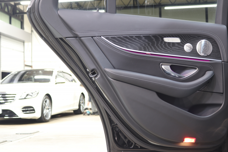 メルセデスベンツ Eクラス E200ｽﾃｰｼｮﾝﾜｺﾞﾝ ｽﾎﾟｰﾂ AMGﾗｲﾝｲﾝﾃﾘｱ&ｴｸｽｸﾙｰｼﾌﾞ&ﾚｰﾀﾞｰｾｰﾌﾃｨPKG　BSG搭載 後期 ｷｰﾚｽｺﾞｰ 黒本革 ﾊﾟﾉﾗﾏSR ﾍｯﾄﾞｱｯﾌﾟD MBUXﾅﾋﾞTV&ARﾅﾋﾞ ｽﾏﾎ連携 ﾌﾞﾙﾒｽﾀｰ 360ｶﾒﾗ PTS LEDﾗｲﾄ 自動Rｹﾞｰﾄ AMGｴｱﾛ&19AW 9AT　2年保証