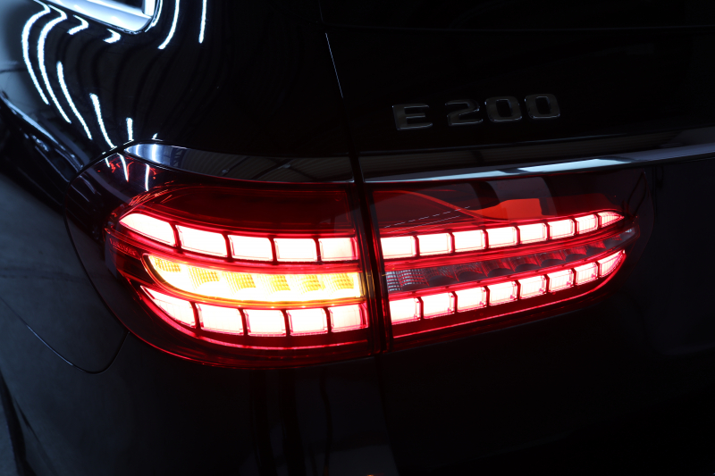 メルセデスベンツ Eクラス E200ｽﾃｰｼｮﾝﾜｺﾞﾝ ｽﾎﾟｰﾂ AMGﾗｲﾝｲﾝﾃﾘｱ&ｴｸｽｸﾙｰｼﾌﾞ&ﾚｰﾀﾞｰｾｰﾌﾃｨPKG　BSG搭載 後期 ｷｰﾚｽｺﾞｰ 黒本革 ﾊﾟﾉﾗﾏSR ﾍｯﾄﾞｱｯﾌﾟD MBUXﾅﾋﾞTV&ARﾅﾋﾞ ｽﾏﾎ連携 ﾌﾞﾙﾒｽﾀｰ 360ｶﾒﾗ PTS LEDﾗｲﾄ 自動Rｹﾞｰﾄ AMGｴｱﾛ&19AW 9AT　2年保証