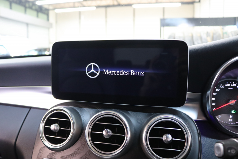 メルセデスベンツ Cクラス C200 AVG AMGﾗｲﾝ ﾚｰﾀﾞｰｾｰﾌﾃｨPKG　BSG搭載 後期 ｷｰﾚｽｺﾞｰ 黒革 HDDﾅﾋﾞTV ｽﾏﾎ連携 ﾊﾞｯｸｶﾒﾗ PTS LEDﾗｲﾄ AMGｴｱﾛ&18AW ﾀﾞｲﾅﾐｯｸS ｴｱｻｽ 9AT 希少色ｾﾚﾅｲﾄｸﾞﾚｰ　2年保証