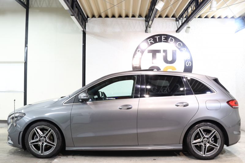 メルセデスベンツ Bクラス B180 AMGﾗｲﾝ AMGﾚｻﾞｰｴｸｽｸﾙｰｼﾌﾞ&ｱﾄﾞﾊﾞﾝｽﾄﾞ&ﾅﾋﾞｹﾞｰｼｮﾝ&ﾚｰﾀﾞｰｾｰﾌﾃｨPKG　ｷｰﾚｽｺﾞｰ 赤/黒本革 ﾊﾟﾉﾗﾏSR ﾍｯﾄﾞｱｯﾌﾟD MBUXﾅﾋﾞTV ｽﾏﾎ連携 360ｶﾒﾗ PTS LEDﾗｲﾄ 自動Rｹﾞｰﾄ ﾊﾝｽﾞﾌﾘｰA AMGｴｱﾛ&18AW ﾜｲﾔﾚｽ充電 7AT　2年保証