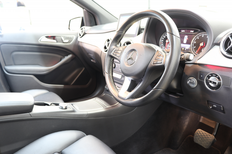 メルセデスベンツ Bクラス B180 ﾌﾟﾚﾐｱﾑ&ﾚｰﾀﾞｰｾｰﾌﾃｨPKG　後期 ｷｰﾚｽｺﾞｰ 黒革 ﾊﾟﾉﾗﾏSR HDDﾅﾋﾞTV ｽﾏﾎ連携 harman/kardon ﾊﾞｯｸｶﾒﾗ PTS LEDﾗｲﾄ EASY-VARIO PLUS 17AW 7AT　2年保証