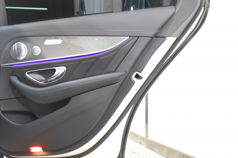 AMG Eクラス E53 4MATIC+ ｴｸｽｸﾙｰｼﾌﾞ&ﾚｰﾀﾞｰｾｰﾌﾃｨPKG　ISG搭載 後期 ｷｰﾚｽｺﾞｰ 黒本革 ﾍﾞﾝﾁﾚｰﾀｰ ﾊﾟﾉﾗﾏSR ﾍｯﾄﾞｱｯﾌﾟD MBUXﾅﾋﾞTV&ARﾅﾋﾞ&ARﾅﾋﾞ ｽﾏﾎ連携 ﾌﾞﾙﾒｽﾀｰ 360ｶﾒﾗ PTS LEDﾗｲﾄ 自動ﾄﾗﾝｸ AMG専用装備&ﾁｭｰﾆﾝｸﾞ ﾜｲﾔﾚｽ充電 9AT　2年保証