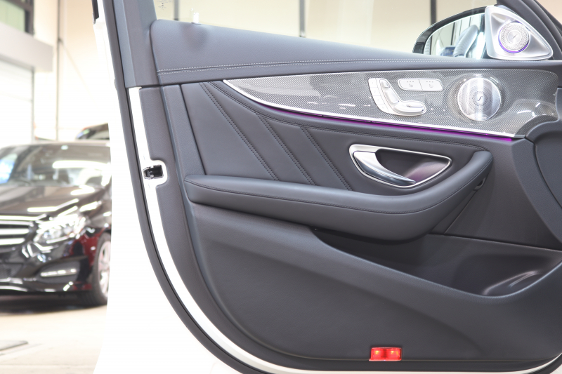 AMG Eクラス E53 4MATIC+ ｴｸｽｸﾙｰｼﾌﾞ&ﾚｰﾀﾞｰｾｰﾌﾃｨPKG　ISG搭載 後期 ｷｰﾚｽｺﾞｰ 黒本革 ﾍﾞﾝﾁﾚｰﾀｰ ﾊﾟﾉﾗﾏSR ﾍｯﾄﾞｱｯﾌﾟD MBUXﾅﾋﾞTV&ARﾅﾋﾞ&ARﾅﾋﾞ ｽﾏﾎ連携 ﾌﾞﾙﾒｽﾀｰ 360ｶﾒﾗ PTS LEDﾗｲﾄ 自動ﾄﾗﾝｸ AMG専用装備&ﾁｭｰﾆﾝｸﾞ ﾜｲﾔﾚｽ充電 9AT　2年保証