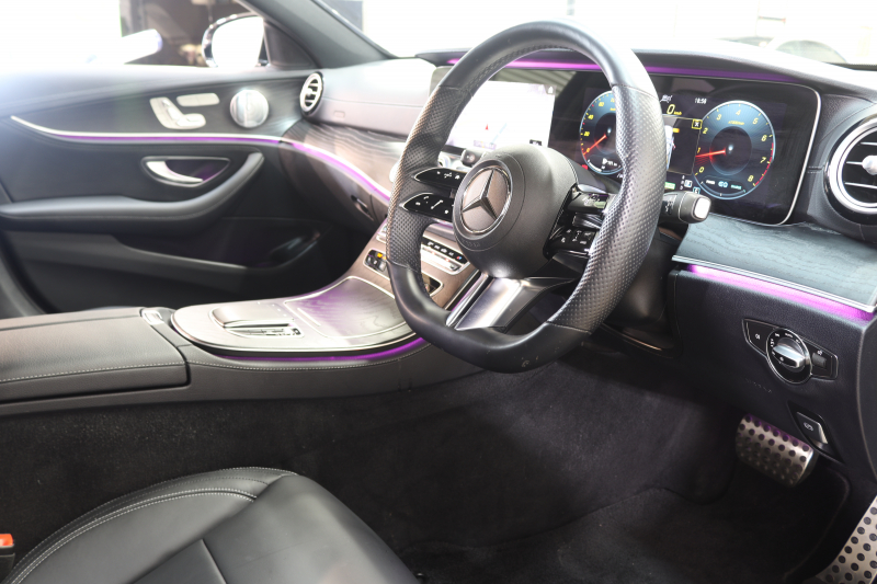 メルセデスベンツ Eクラス E200 ｽﾎﾟｰﾂ AMGﾗｲﾝｲﾝﾃﾘｱ&ｴｸｽｸﾙｰｼﾌﾞ&ﾚｰﾀﾞｰｾｰﾌﾃｨPKG　BSG搭載 後期 1ｵｰﾅｰ MEｺﾈｸﾄ ｷｰﾚｽｺﾞｰ 黒本革 ﾍｯﾄﾞｱｯﾌﾟD MBUXﾅﾋﾞTV&ARﾅﾋﾞ ｽﾏﾎ連携 ﾌﾞﾙﾒｽﾀｰ 360ｶﾒﾗ PTS LEDﾗｲﾄ 自動ﾄﾗﾝｸ AMGｴｱﾛ&19AW 9AT　2年保証